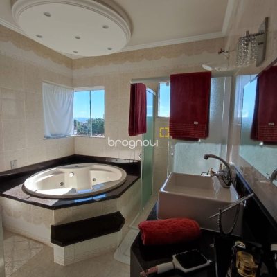 Casa com 281m², 4 quartos (sendo 2 suítes), 5 garagens, no bairro Morro da Cruz em Florianópolis