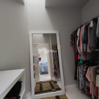 Casa com 281m², 4 quartos (sendo 2 suítes), 5 garagens, no bairro Morro da Cruz em Florianópolis