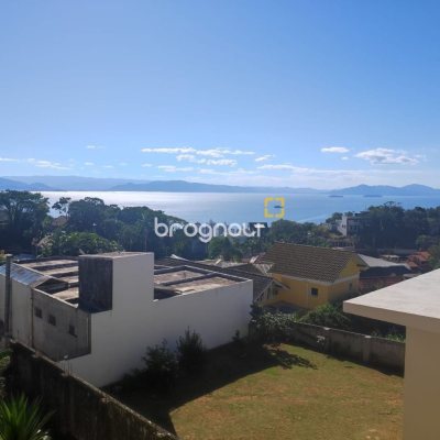 Casa com 281m², 4 quartos (sendo 2 suítes), 5 garagens, no bairro Morro da Cruz em Florianópolis