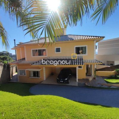Casa com 281m², 4 quartos (sendo 2 suítes), 5 garagens, no bairro Morro da Cruz em Florianópolis