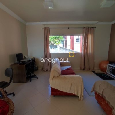 Casa com 281m², 4 quartos (sendo 2 suítes), 5 garagens, no bairro Morro da Cruz em Florianópolis