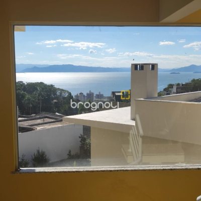 Casa com 281m², 4 quartos (sendo 2 suítes), 5 garagens, no bairro Morro da Cruz em Florianópolis