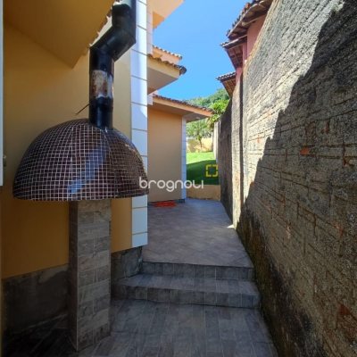 Casa com 281m², 4 quartos (sendo 2 suítes), 5 garagens, no bairro Morro da Cruz em Florianópolis