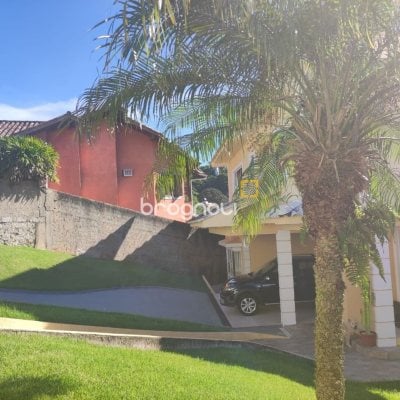 Casa com 281m², 4 quartos (sendo 2 suítes), 5 garagens, no bairro Morro da Cruz em Florianópolis