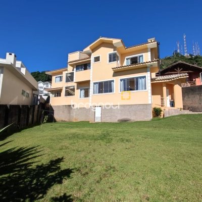 Casa com 281m², 4 quartos (sendo 2 suítes), 5 garagens, no bairro Morro da Cruz em Florianópolis