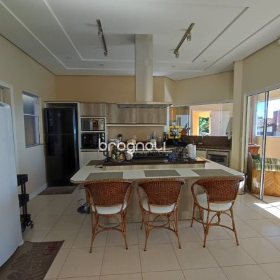 Casa com 281m², 4 quartos (sendo 2 suítes), 5 garagens, no bairro Morro da Cruz em Florianópolis