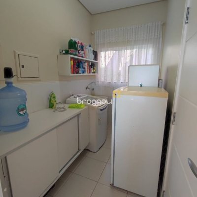 Casa com 281m², 4 quartos (sendo 2 suítes), 5 garagens, no bairro Morro da Cruz em Florianópolis