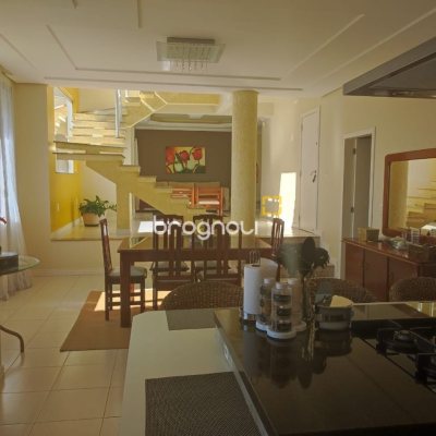 Casa com 281m², 4 quartos (sendo 2 suítes), 5 garagens, no bairro Morro da Cruz em Florianópolis