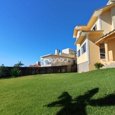 Casa com 281m², 4 quartos (sendo 2 suítes), 5 garagens, no bairro Morro da Cruz em Florianópolis
