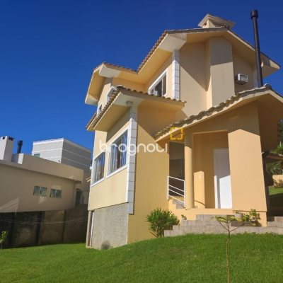 Casa com 281m², 4 quartos (sendo 2 suítes), 5 garagens, no bairro Morro da Cruz em Florianópolis