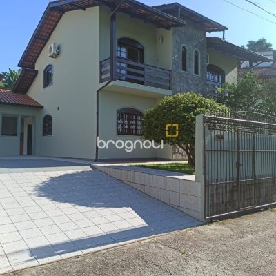 Casa com 170m², 4 quartos (sendo 2 suítes), 3 garagens, no bairro Pantanal em Florianópolis