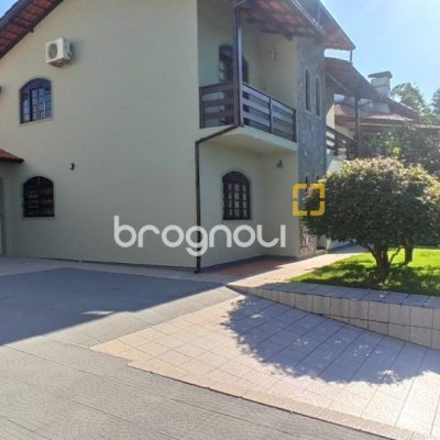 Casa com 170m², 4 quartos (sendo 2 suítes), 3 garagens, no bairro Pantanal em Florianópolis