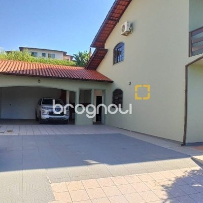Casa com 170m², 4 quartos (sendo 2 suítes), 3 garagens, no bairro Pantanal em Florianópolis