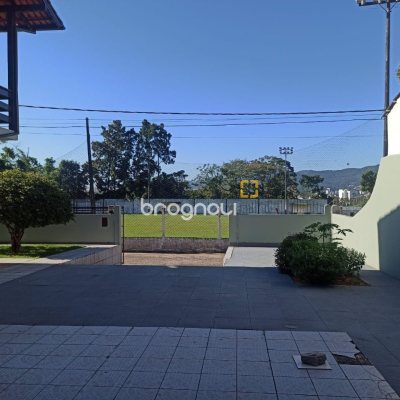 Casa com 170m², 4 quartos (sendo 2 suítes), 3 garagens, no bairro Pantanal em Florianópolis