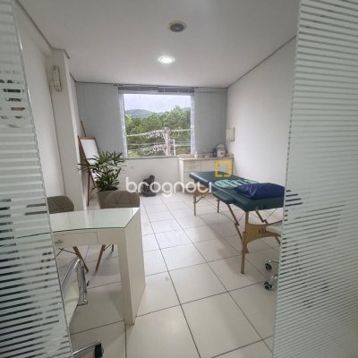Sala com 37m², 1 garagem, no bairro Córrego Grande em Florianópolis