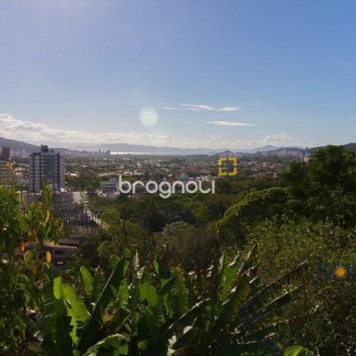 Pousada / Hotel com 376m², 10 quartos (sendo 3 suítes), no bairro Córrego Grande em Florianópolis