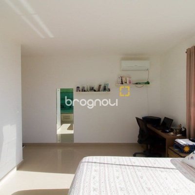 Pousada / Hotel com 376m², 10 quartos (sendo 3 suítes), no bairro Córrego Grande em Florianópolis