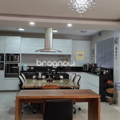 Casa de Condomínio com 542m², 6 quartos (sendo 3 suítes), 4 garagens, no bairro Cacupé em Florianópolis