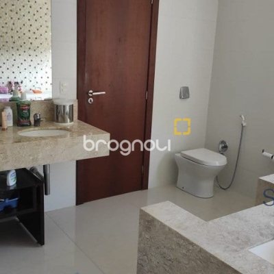 Casa de Condomínio com 542m², 6 quartos (sendo 3 suítes), 4 garagens, no bairro Cacupé em Florianópolis