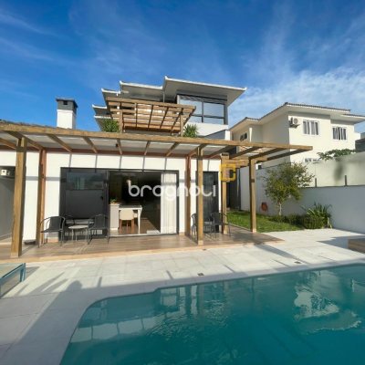Casa com 511m², 5 quartos (sendo 3 suítes), 2 garagens, no bairro Pedra Branca em Palhoça