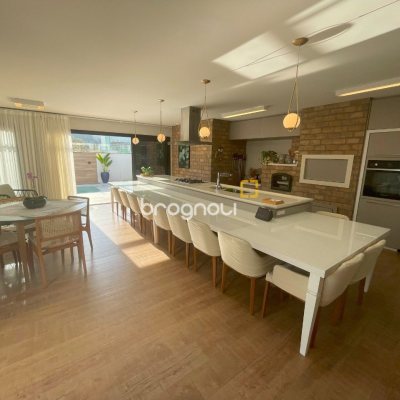 Casa com 511m², 5 quartos (sendo 3 suítes), 2 garagens, no bairro Pedra Branca em Palhoça