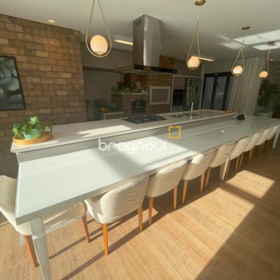 Casa com 511m², 5 quartos (sendo 3 suítes), 2 garagens, no bairro Pedra Branca em Palhoça