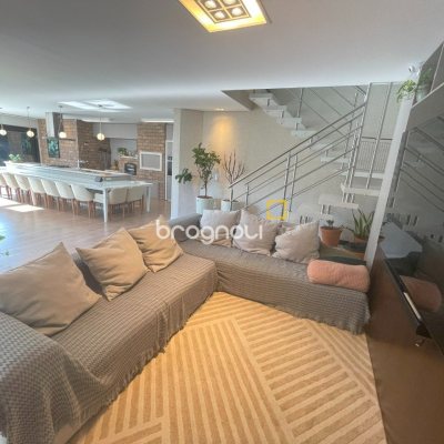 Casa com 511m², 5 quartos (sendo 3 suítes), 2 garagens, no bairro Pedra Branca em Palhoça