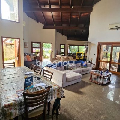 Casa com 430m², 7 quartos (sendo 5 suítes), 2 garagens, no bairro Jurerê em Florianópolis