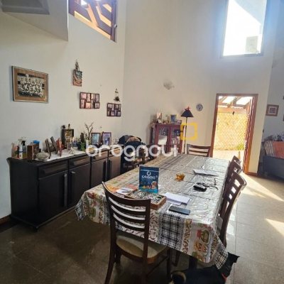 Casa com 430m², 7 quartos (sendo 5 suítes), 2 garagens, no bairro Jurerê em Florianópolis