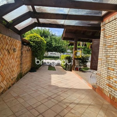 Casa com 430m², 7 quartos (sendo 5 suítes), 2 garagens, no bairro Jurerê em Florianópolis