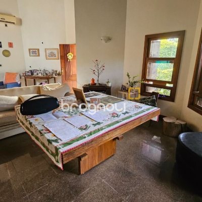 Casa com 430m², 7 quartos (sendo 5 suítes), 2 garagens, no bairro Jurerê em Florianópolis