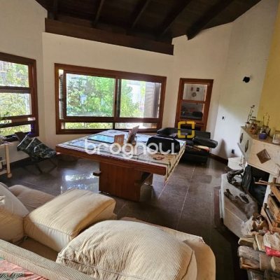 Casa com 430m², 7 quartos (sendo 5 suítes), 2 garagens, no bairro Jurerê em Florianópolis