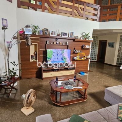 Casa com 430m², 7 quartos (sendo 5 suítes), 2 garagens, no bairro Jurerê em Florianópolis
