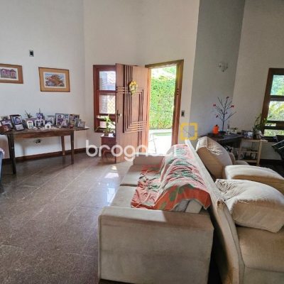 Casa com 430m², 7 quartos (sendo 5 suítes), 2 garagens, no bairro Jurerê em Florianópolis