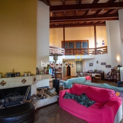 Casa com 430m², 7 quartos (sendo 5 suítes), 2 garagens, no bairro Jurerê em Florianópolis
