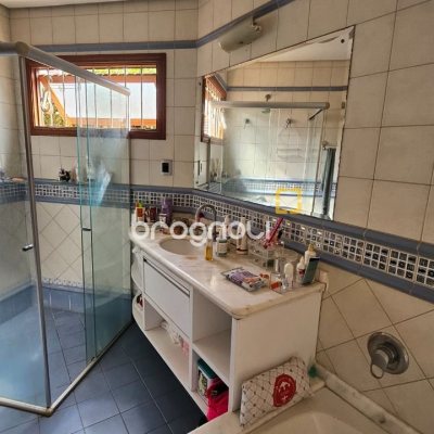 Casa com 430m², 7 quartos (sendo 5 suítes), 2 garagens, no bairro Jurerê em Florianópolis