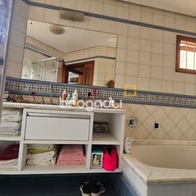 Casa com 430m², 7 quartos (sendo 5 suítes), 2 garagens, no bairro Jurerê em Florianópolis