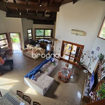 Casa com 430m², 7 quartos (sendo 5 suítes), 2 garagens, no bairro Jurerê em Florianópolis