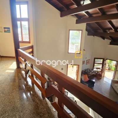 Casa com 430m², 7 quartos (sendo 5 suítes), 2 garagens, no bairro Jurerê em Florianópolis