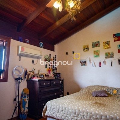 Casa com 430m², 7 quartos (sendo 5 suítes), 2 garagens, no bairro Jurerê em Florianópolis