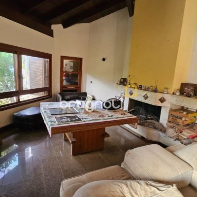 Casa com 430m², 7 quartos (sendo 5 suítes), 2 garagens, no bairro Jurerê em Florianópolis