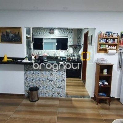Casa com 199m², 5 quartos (sendo 3 suítes), 2 garagens, no bairro Ingleses do Rio Vermelho em Florianópolis
