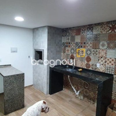 Casa com 199m², 5 quartos (sendo 3 suítes), 2 garagens, no bairro Ingleses do Rio Vermelho em Florianópolis