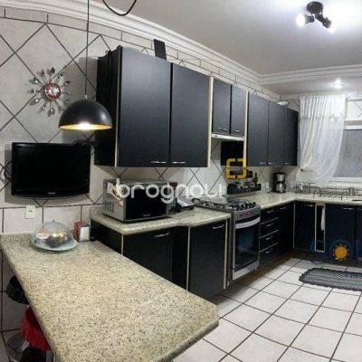 Casa com 214m², 4 quartos (sendo 1 suíte), 4 garagens, no bairro Carianos em Florianópolis