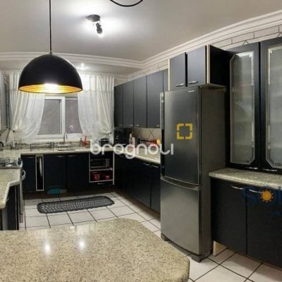 Casa com 214m², 4 quartos (sendo 1 suíte), 4 garagens, no bairro Carianos em Florianópolis