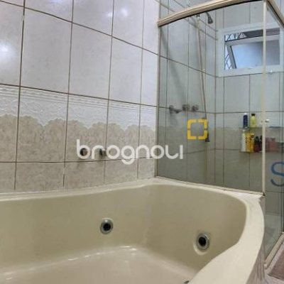 Casa com 214m², 4 quartos (sendo 1 suíte), 4 garagens, no bairro Carianos em Florianópolis