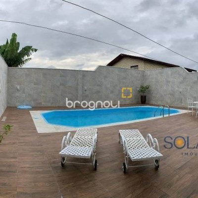 Casa com 214m², 4 quartos (sendo 1 suíte), 4 garagens, no bairro Carianos em Florianópolis