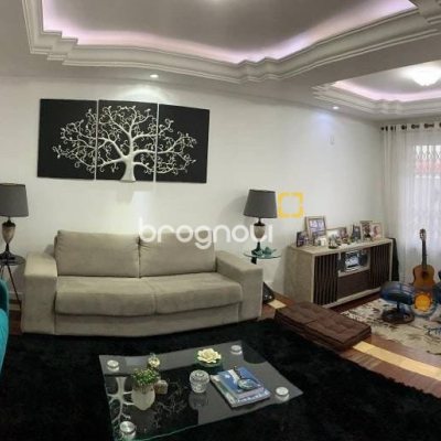 Casa com 214m², 4 quartos (sendo 1 suíte), 4 garagens, no bairro Carianos em Florianópolis