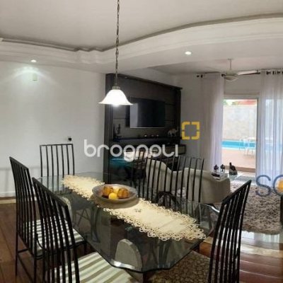 Casa com 214m², 4 quartos (sendo 1 suíte), 4 garagens, no bairro Carianos em Florianópolis