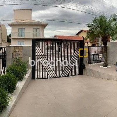 Casa com 214m², 4 quartos (sendo 1 suíte), 4 garagens, no bairro Carianos em Florianópolis